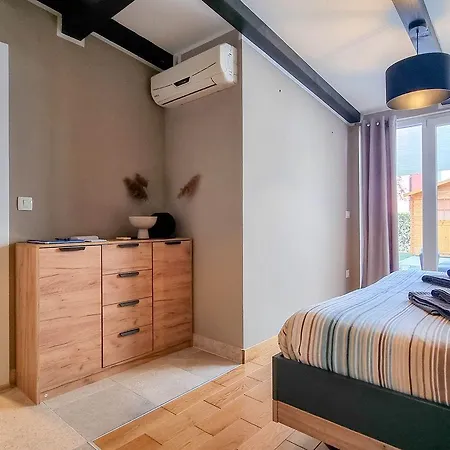 Traumhaftes Mit Tollem Lounge-bereich, Steingrill, Waschmaschine, Klima