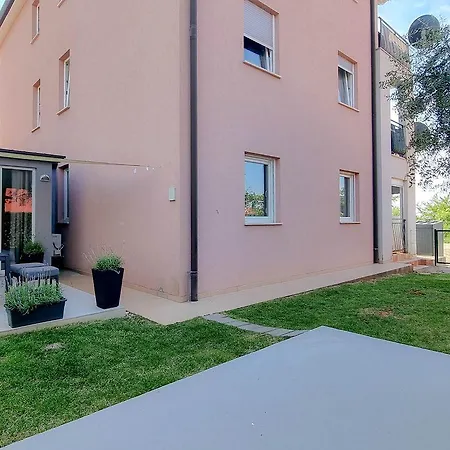 Apartman Traumhaftes Mit Tollem Lounge-bereich, Steingrill, Waschmaschine, Klima Karpinjan